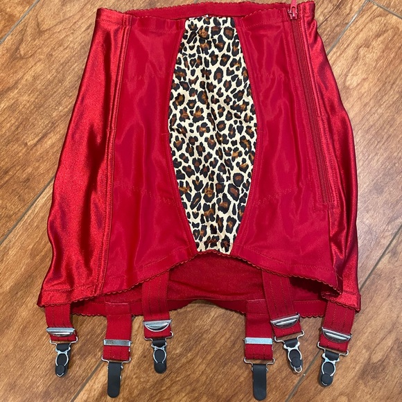 ❤️‍🔥 SECRETS IN LACE BETTIE PAGE OPEN BOTTOM GIRDLE LEOPARD SEXY RETRO PINUP - Picture 2 of 8